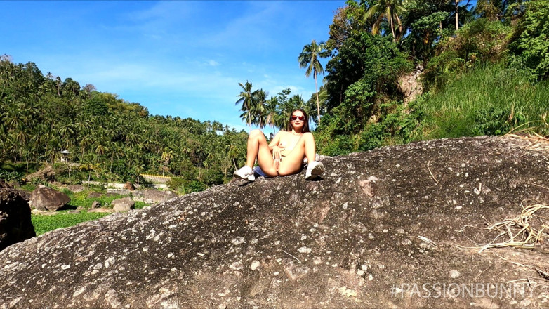 PassionBunny: Sunny masturbação no trópico