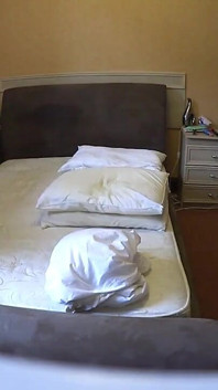 貞操帯でのベッドメイキング
