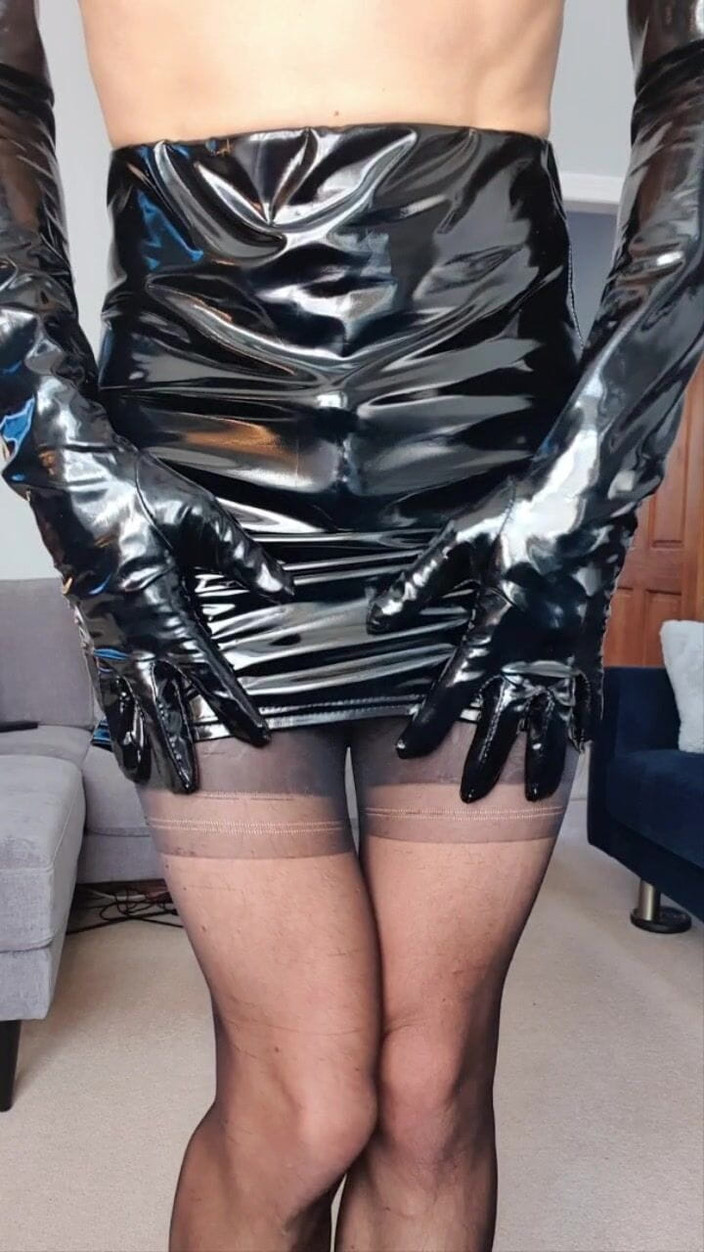 JessicaXD: Jessicaxd - guantes ajustados en falda de PVC
