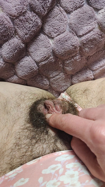 LolaLola: Adik tiriku suka ngusap dan memeriksa lubangnya