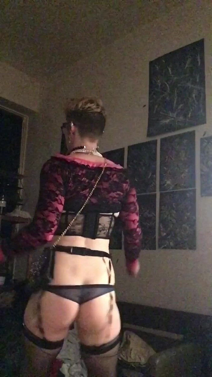 Sissy Cindy Slut: Выставленная напоказ шлюха сисси кончает