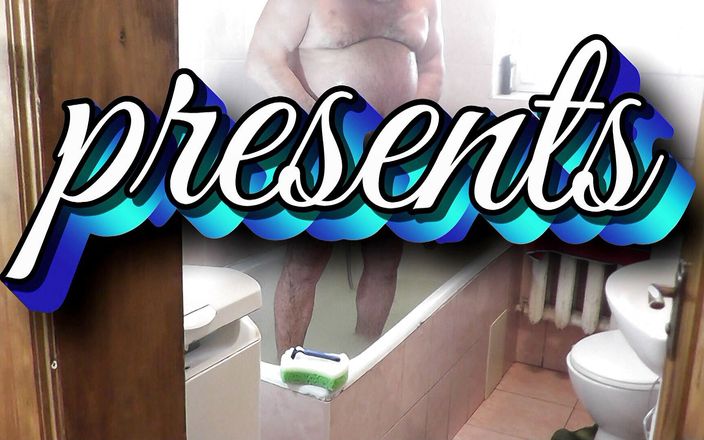XXX platinum: In de badkamer, sexy naakte vrouw geschoren schaamhaar en ballen...