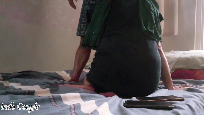 Indo Couple: 戴穆斯林头巾的穆斯林女孩在房间里做爱被抓