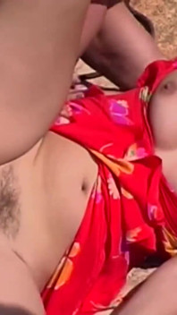 Impresionante morena follando con su jardinero