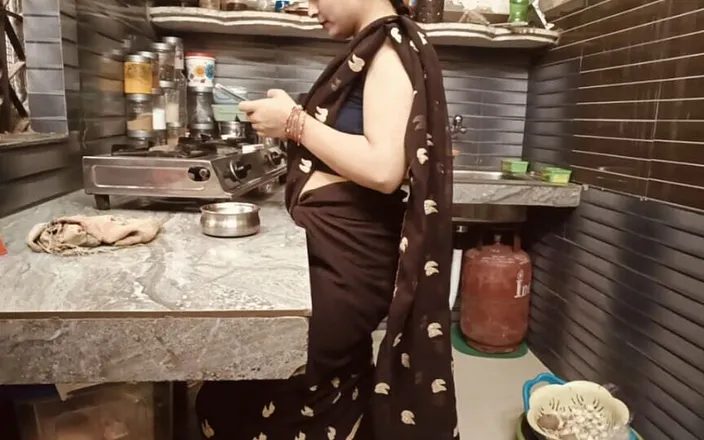 Pyaripooja22: Caught Hot and Beautiful Bhabhi Watching Porn in the Kitchen....