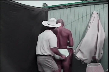 Gays Case: L'arrapante cowboy bianco si fa soffiare il suo strumento duro...