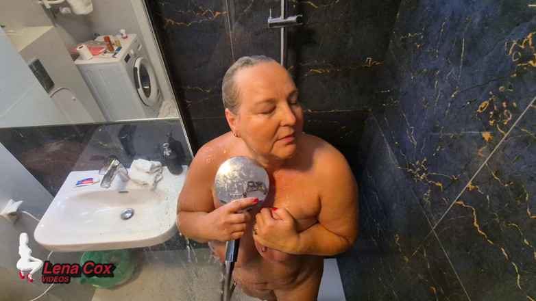 Lena Cox: Lena si cewek sange lagi asik masturbasi di kamar mandi...