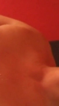 Mogen brunett MILf tar massiv dildo innan han dränerar kuk