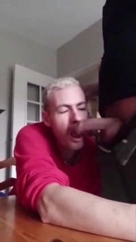 Un Mec Donne Sa Grosse Bite a Une Bouche a Pipe Et Sperme Sur Sa Langue