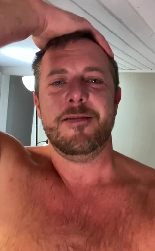 Papa neukt een pompoen en komt klaar