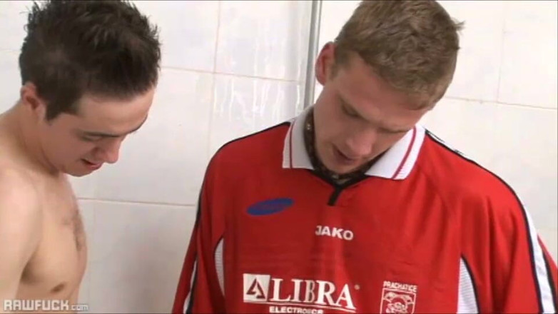 Raw Fuck: Verschwitzte fußballficker duschen mit sperma