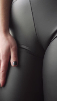 Rekan seksi dengan celana kulit menggoda cameltoe gemuknya