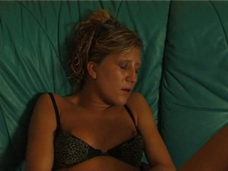 Lucky Wankerz: La solitaria ragazza mora si riempie la figa con un...