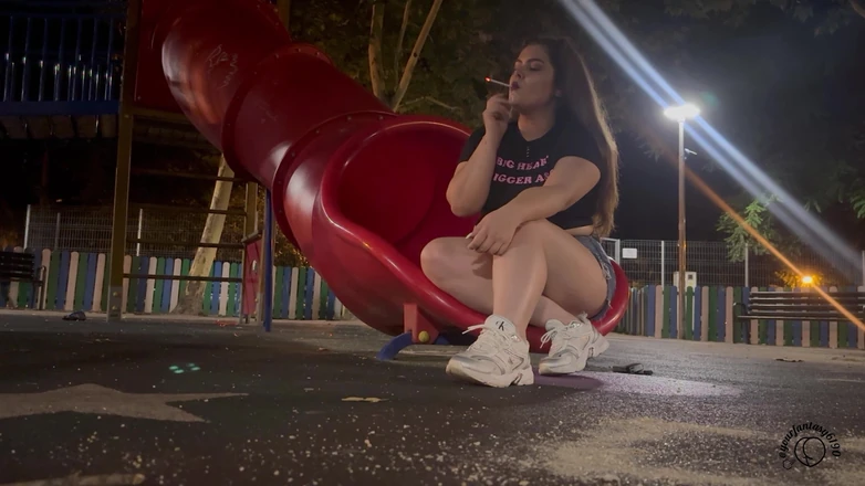 Your fantasy studio: Sozinho no parque à meia-noite fumando