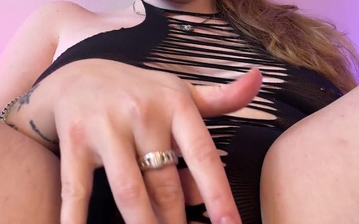 Naughty Mila: Deslizando mis dedos sobre mi coño mojado