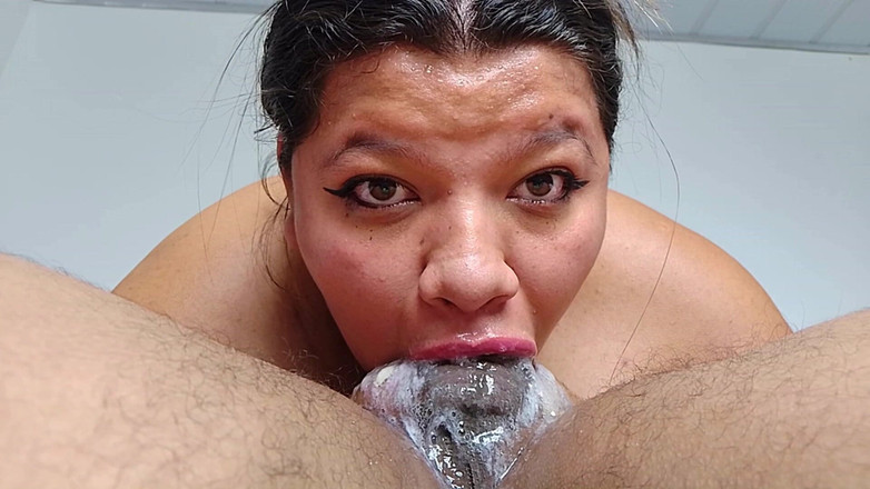 Hot Strawberry: Un tip zace în patul meu și îi fac sex oral pe numele...