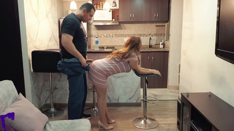 AlinaVelvet: エッチな妻が台所修理工を誘惑し、夫が帰宅する前に早く犯される
