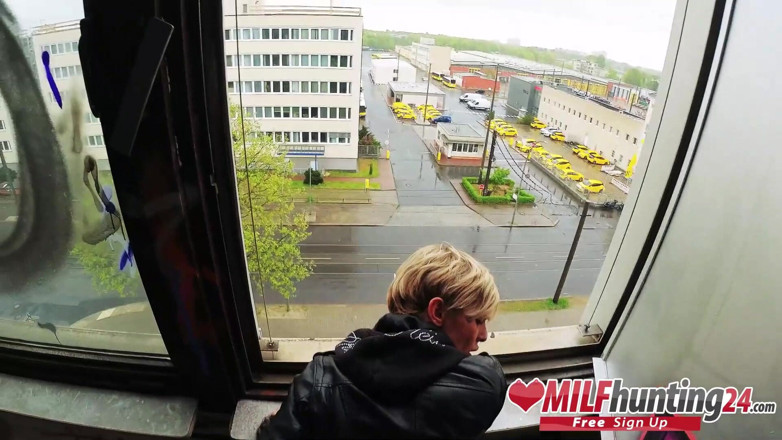 MILF Hunter 24: Milf lovec kosti hubenou milf v opuštěné kancelářské budově