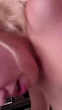 Curvilínea rubia milf follada duro por detrás