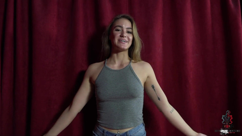 Get your knees Dirty: Kenzie Madison ama succhiare il suo piccolo cazzo
