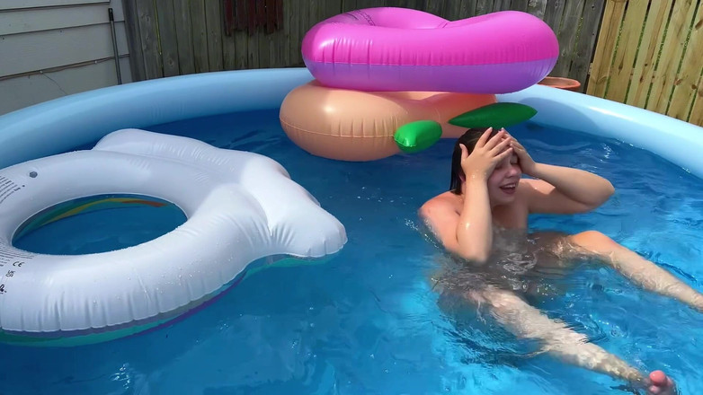 DollBabyLynn: Zu viele poolröhren! Looner-spaß im freien