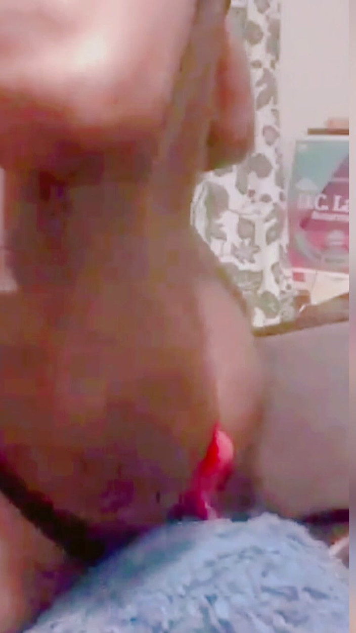 Black smoking muscle stepdad: Zwarte Geoliede Kont Berijdt Seksspeeltjes Om Sperma Te Lossen