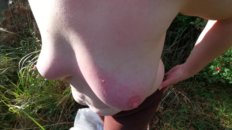 Bouncy Tits Action: Ga naakt, ik wil je tieten straffen