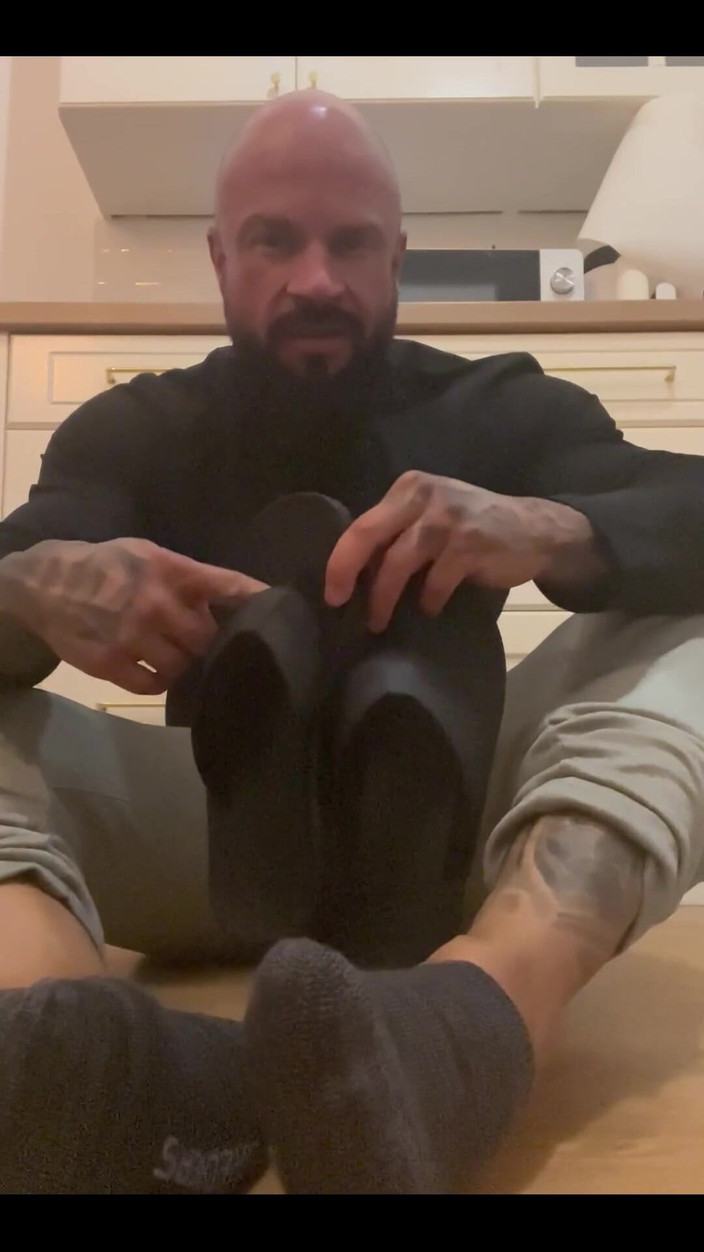 Jasons feet: Ti faccio sentire le mie infradito puzzolenti