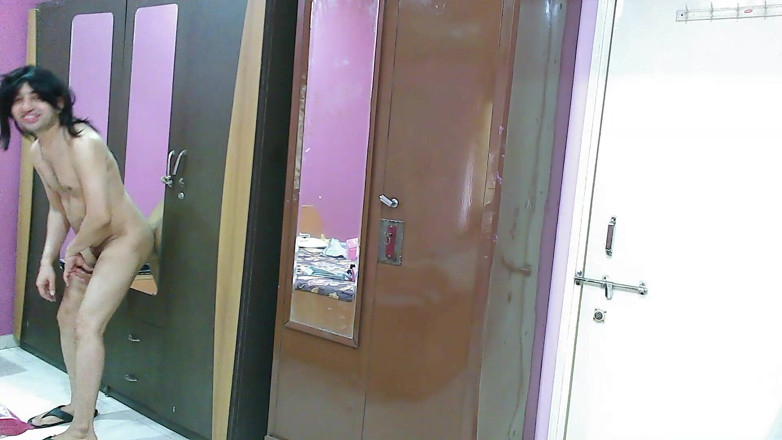 Cute & Nude Crossdresser: सेक्सी बहन क्रॉसड्रेसर स्वीट लॉलीपॉप केवल थोंग में आईने में खुद को चूम रही है।