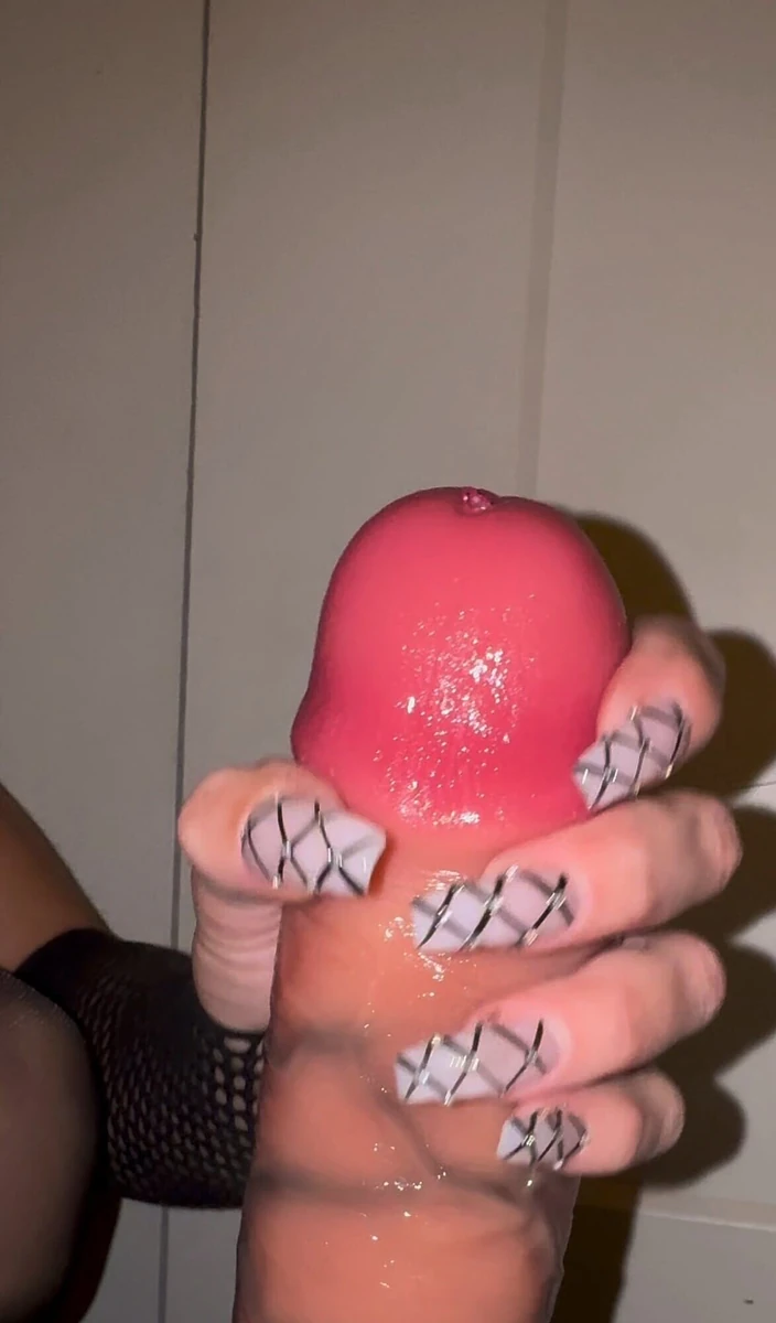 Ravin: Mladá MILF Raven hladí tlustého ptáka s dlouhými nehty