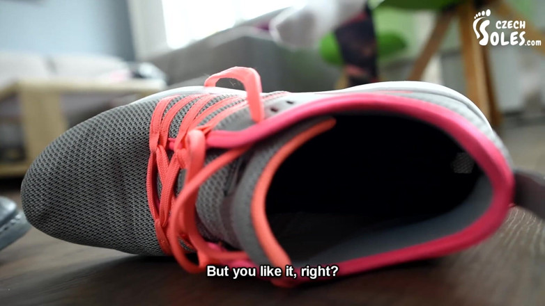 Czech Soles - foot fetish content: Merawat kakinya yang bau setelah olahraga di gym, pov