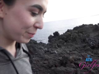 ATK Girlfriends: Vacances virtuelles à Hawaï avec Ariel Grace 6/12