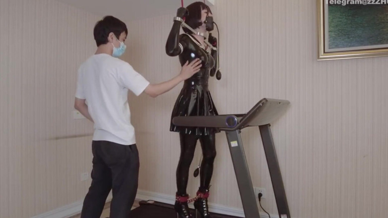 Aisan girl bondage: Mz24 - une fille attachée à un tapis de course avec des...