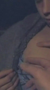 La ragazza mora si sditalina la figa gocciolante per raggiungere l'orgasmo con squirting