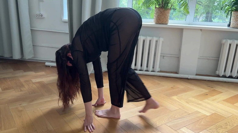 Skinny_lady69: Şeffaf kıyafetlerle seksi esnetme