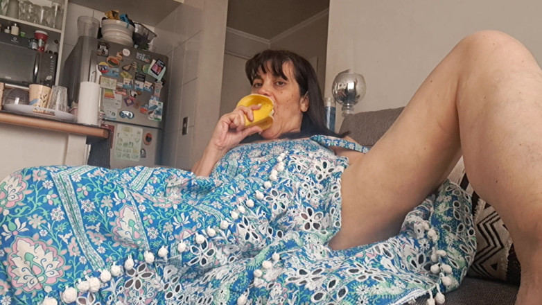 Mommy big hairy pussy: 보지를 만지는 안락의자 새엄마