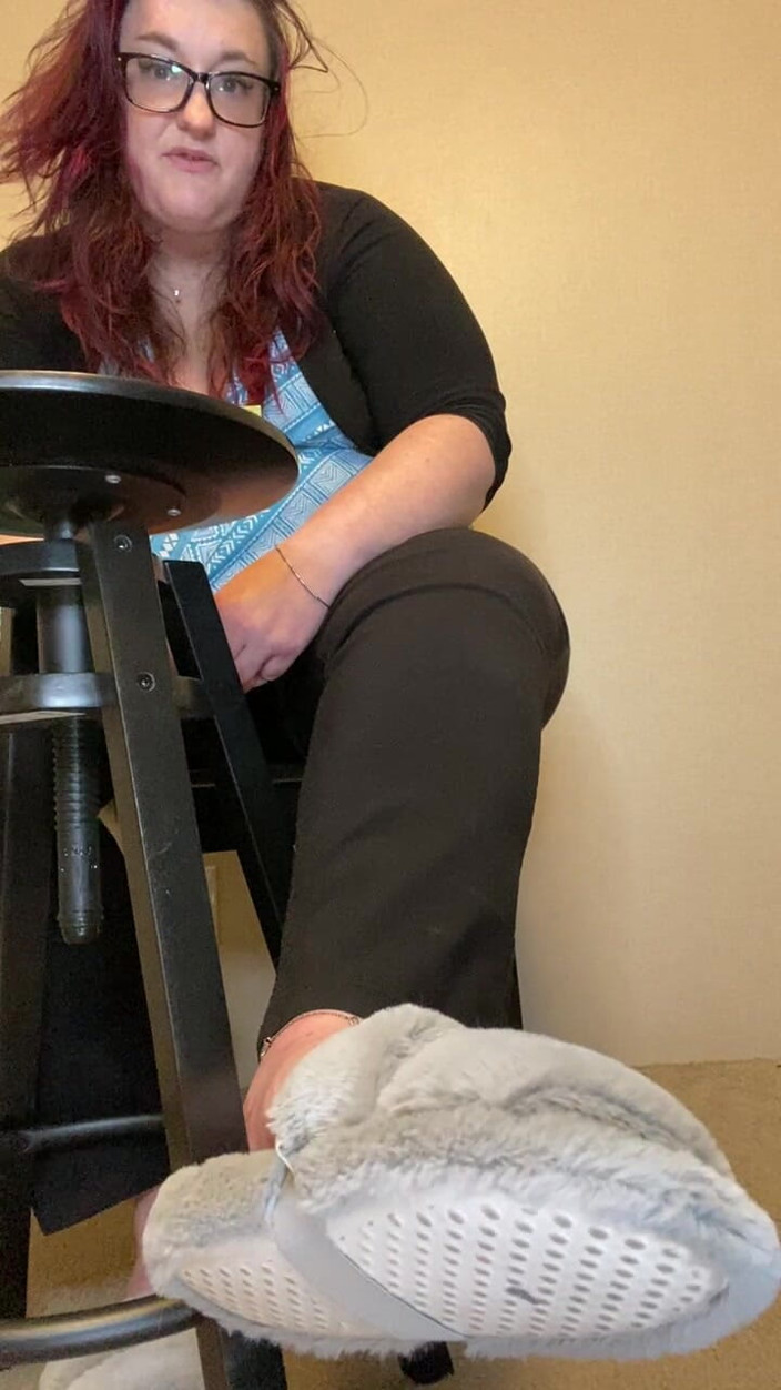 BellaBlast: Pantoffel-dominanz: bBW-füße demütigung als mein foothocker