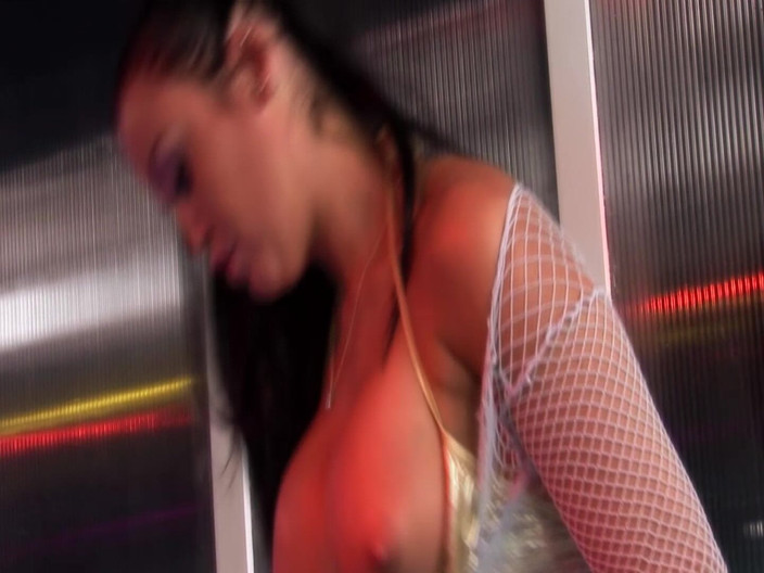 THAGSON: Piękna w scenie bielizny 2_sexy, zmysłowa brunetka w bieliźnie cieszy się...