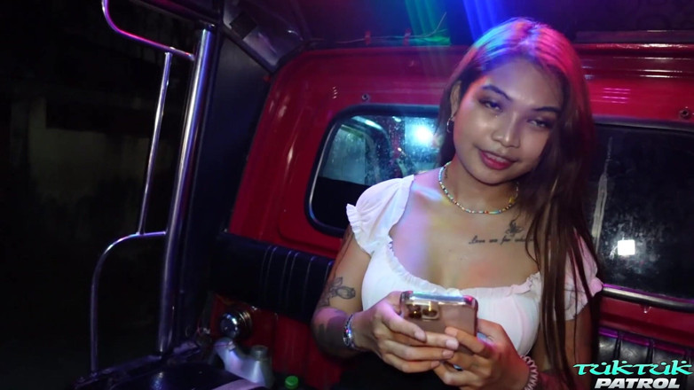 Trike Patrol - Tuk Tuk Patrol: TukTukPatrol Awek Asia bertetek besar memerlukan dua batang besar