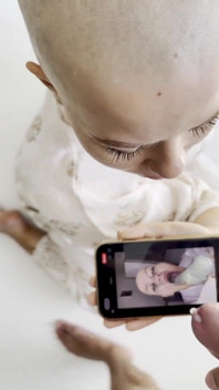 Cumtribute สาวหัวโล้นทําความสะอาดโทรศัพท์หลัง