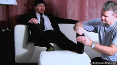 My friends feet: 6'3" Brit Cain'in boyutu 14 feet ve çoraplara tapıyor