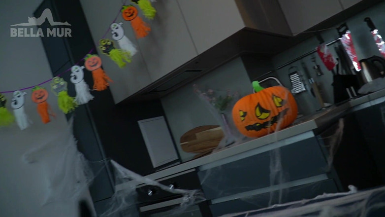 Bella Mur: ハロウィーンパーティーで最もホットな子猫