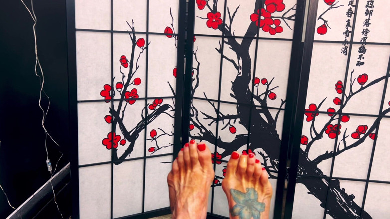Kandylegsxxx: Kandy được cha dượng tôn thờ và bú chân