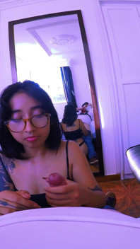 性感的胸趾女郎在训练后给口交