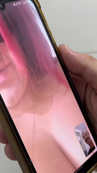 O tânără mare și frumoasă a așteptat ca soțul ei să părăsească casa și a invitat doi prieteni la noi pentru sex