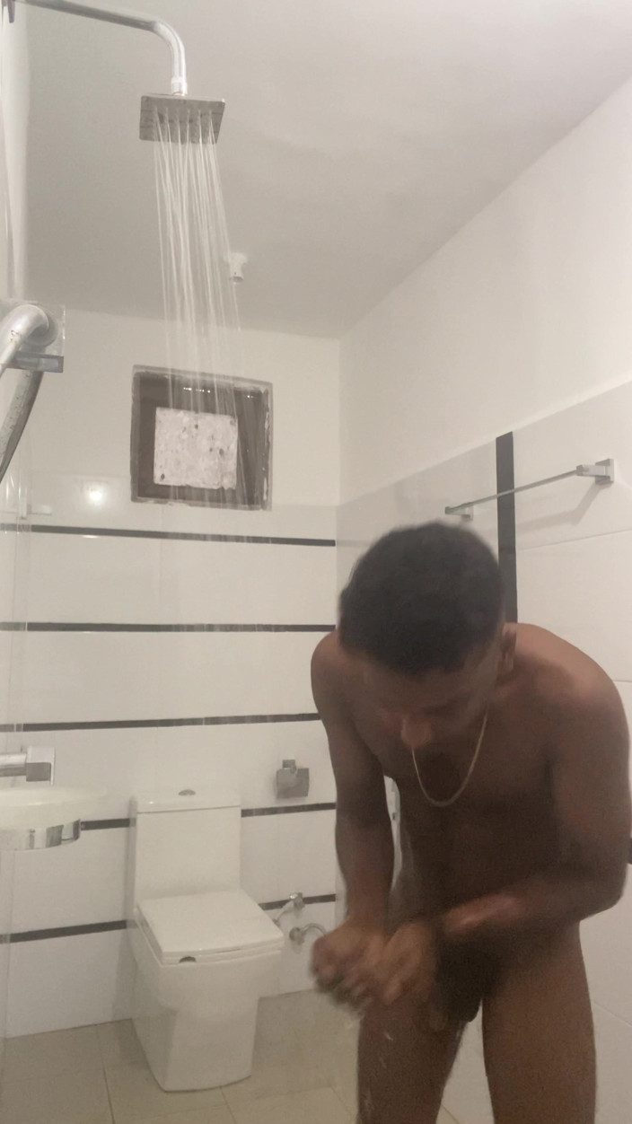 Prince-dil: Sri Lankan Teen Boy Showered
