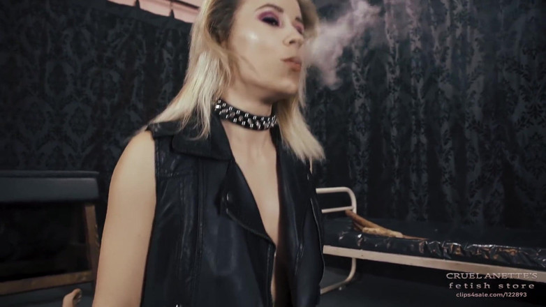 Cruel Anettes fetish world: Figa sul suo viso