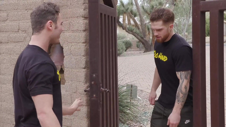 Gay Hoopla: 두구멍 딜도를 공유하는 프라이스 호건과 리코 베가 플립 섹스