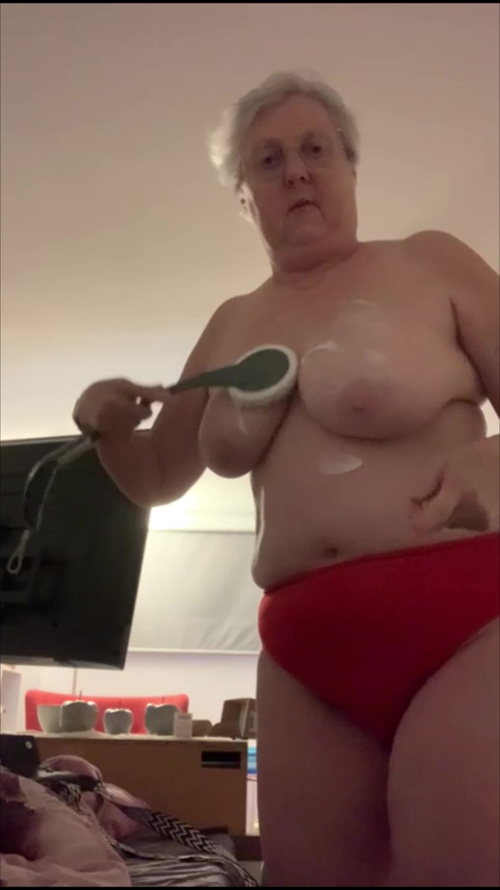 Goldschatz59: 안녕하세요, 옷을 벗을 때 제 시청자