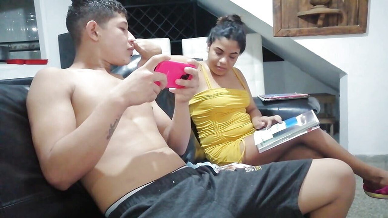 SAMANTA: Karım kitaplarına bakarken komşumu ziyaret ederken sikiyorum